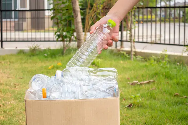 Handtag Och Sätta Plastflaskor Brun Papperskorgen — Stockfoto