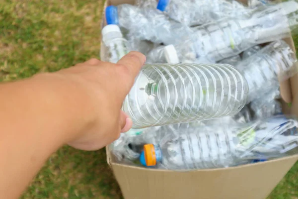 Handtag Och Sätta Plastflaskor Brun Papperskorgen — Stockfoto