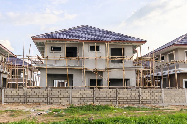 Bauarbeiten Für Neues Wohnhaus Auf Baustelle Mit Wolken Und Blauem — Stockfoto