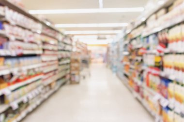 Raflardaki ürünlerle dolu boş süpermarket koridoru bulanık arkaplan