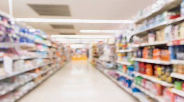 Raflardaki ürünlerle dolu süpermarket koridoru bulanık arkaplan