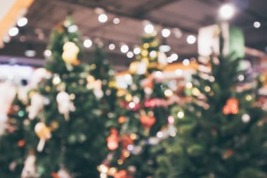 Ağaçtaki bulanık ışık ile soyut noel tatili