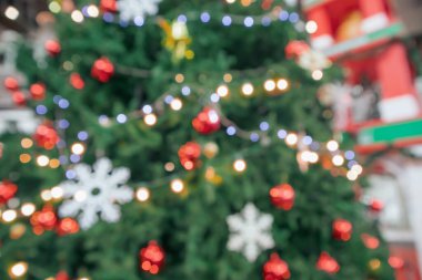 Soyut noel tatili. Ağaçtaki altın renkli ışık bulanık arka planda.