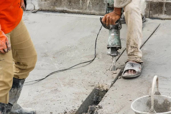 Bauarbeiter Bohrt Mit Presslufthammer Betonoberfläche — Stockfoto