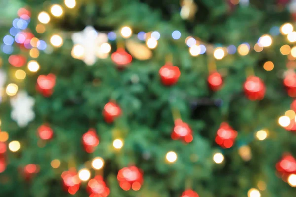 木の上でお祝いの金のボケの光と要約クリスマス休暇背景 — ストック写真