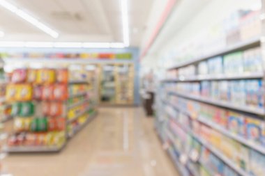 Süpermarket koridoru iç raflar bulanık arkaplan