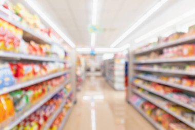 Süpermarket koridoru iç raflar bulanık arkaplan