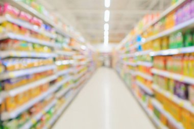 ürün raflarıyla süpermarket koridoru iç odaklanmış bulanık arkaplan