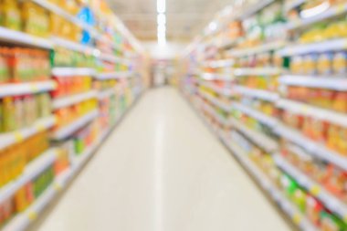 ürün raflarıyla süpermarket koridoru iç odaklanmış bulanık arkaplan