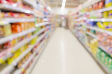 ürün raflarıyla süpermarket koridoru iç odaklanmış bulanık arkaplan