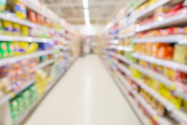 ürün raflarıyla süpermarket koridoru iç odaklanmış bulanık arkaplan