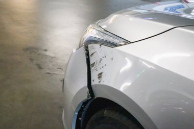 Araba yolda araba kazası sonucu ön tarafta hasar görmüş.