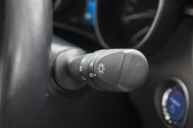 Arabanın ışık kontrol düğmesi kapalı.