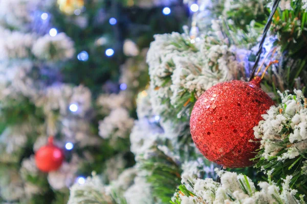 Vánoční Stromeček Zdobený Červeným Míčkem Borovicových Větvích Pozadí — Stock fotografie