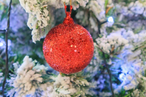 Árvore Natal Decorada Com Bola Vermelha Fundo Ramos Pinho — Fotografia de Stock
