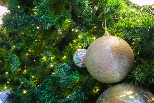Árbol Navidad Decorado Con Bola Dorada Sobre Fondo Ramas Pino —  Fotos de Stock