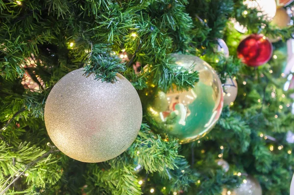 Árbol Navidad Decorado Con Bola Dorada Sobre Fondo Ramas Pino —  Fotos de Stock