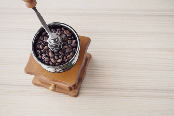 Vintage Manuell Kaffekvarn Med Rostade Kaffebönor — Stockfoto