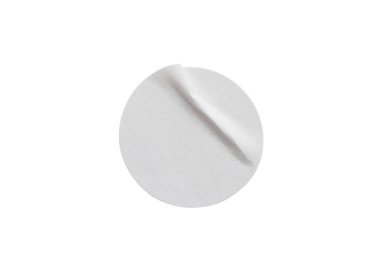 Beyaz arkaplanda kırpma yolu ile izole edilmiş boş beyaz yuvarlak kağıt etiketi