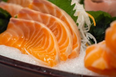 Çiğ somon balığı dilimi buzlu Japon yemeği.