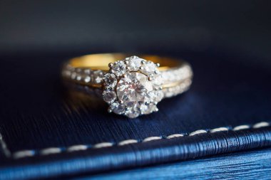 Altın yüzük mücevher kutusunda.