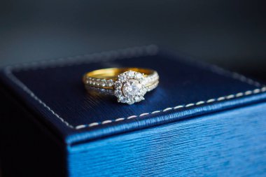 Altın yüzük mücevher kutusunda.