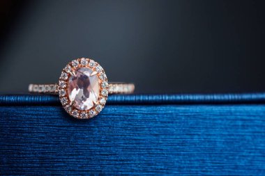 Altın yüzük mücevher kutusunda.