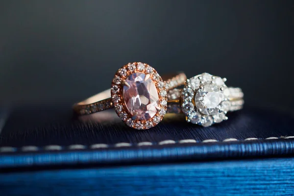 Svatební Zlatý Diamantový Prsten Šperkovnici — Stock fotografie