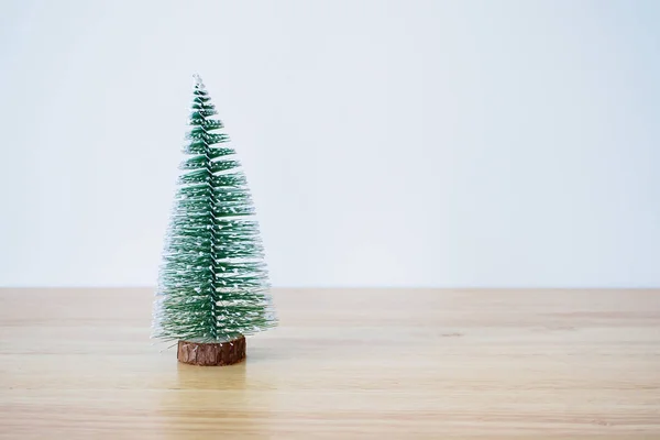 Árvore Natal Mesa Madeira Com Fundo Parede Branca — Fotografia de Stock