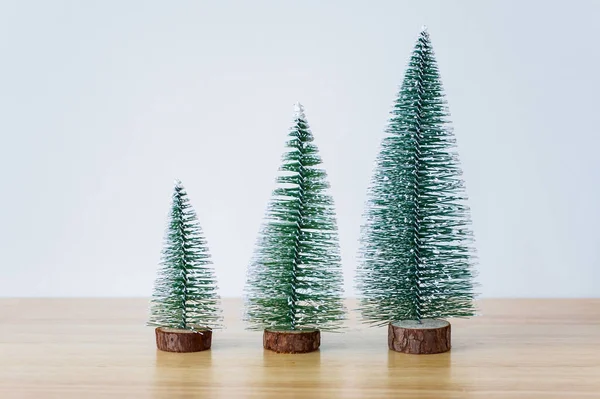 Weihnachtsbaum Auf Holztisch Mit Weißem Wandhintergrund — Stockfoto