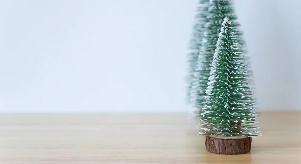 Weihnachtsbaum Auf Holztisch Mit Weißem Wandhintergrund — Stockfoto