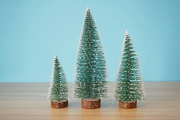Weihnachtsbaum Auf Holztisch Mit Blauem Wandhintergrund — Stockfoto