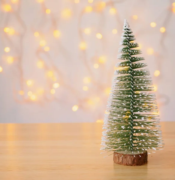 Weihnachtsbaum Auf Holztisch Mit Bokeh Licht Hintergrund — Stockfoto