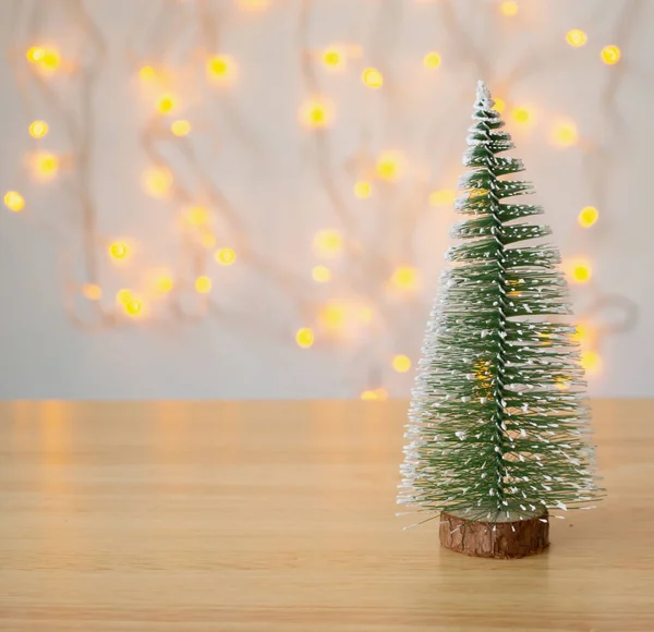 Weihnachtsbaum Auf Holztisch Mit Bokeh Licht Hintergrund — Stockfoto