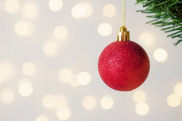Χριστουγεννιάτικο Δέντρο Διακοσμημένο Κόκκινη Μπάλα Φόντο Κουκουναριών — Φωτογραφία Αρχείου