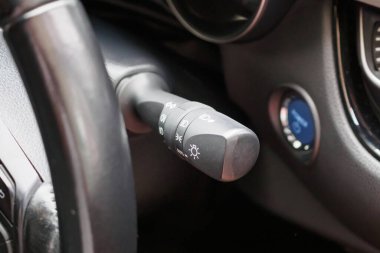 Arabanın ışık kontrol düğmesi kapalı.