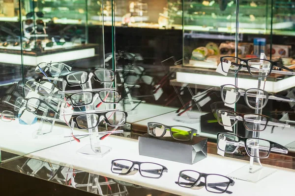 Brille Und Brille Der Schaufenstervitrine Des Luxusgeschäfts — Stockfoto