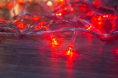 Ahşap masada kırmızı ışık