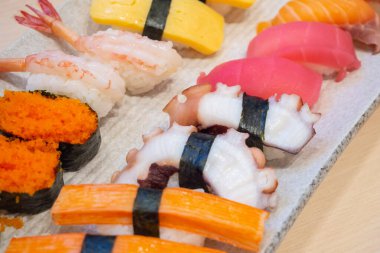 Japon suşisi, sashimi 'yi yakın çekim.