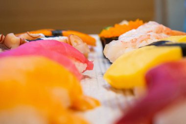 Japon suşisi, sashimi 'yi yakın çekim.