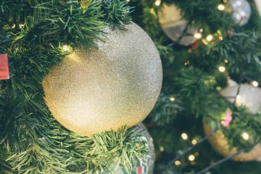 Yılbaşı gecesinde köknar ağacında süslenmiş Noel balosu