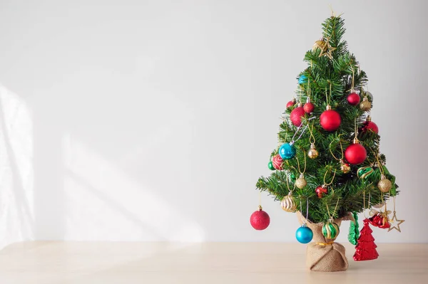Weihnachtsbaum Auf Holztisch Dekoriert Mit Bunter Kugel Auf Kiefernzweigen Hintergrund — Stockfoto