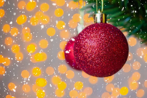 Árbol Navidad Decorado Con Bola Roja Sobre Fondo Ramas Pino —  Fotos de Stock