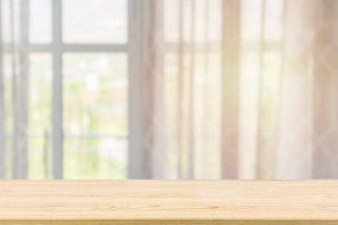 Ürün gösterimi için pencere perdesi soyut bulanık arkaplanı olan boş tahta masa üstü