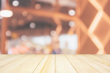 Kafe restoranı olan boş ahşap masa üstü soyut ışık odaklı bulanık arkaplan