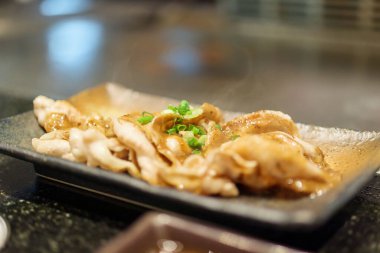 Japon Teppanyaki restoranında kızarmış et karıştırın