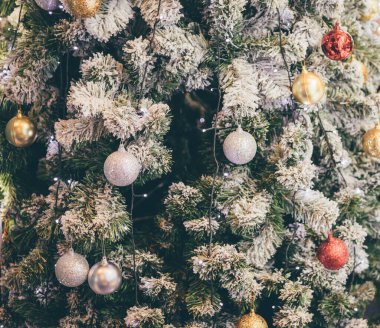 Yılbaşı gecesinde köknar ağacında süslenmiş Noel balosu