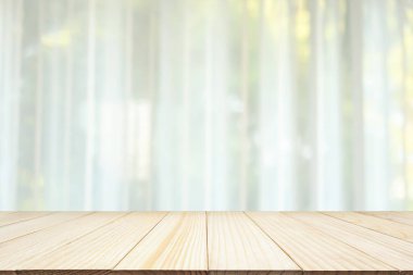 Ürün görüntüleme şablonu için beyaz perde penceresi ve yeşil bahçe arkaplanı olan boş tahta masa üstü