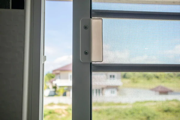 Ev penceresinin böceklere karşı korunması için sivrisinek ağı ekranını aç