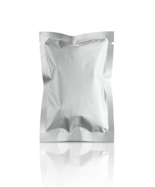 Blanco Zilveren Metalen Verpakking Folie Sachet Zak Geïsoleerd Witte Achtergrond — Stockfoto